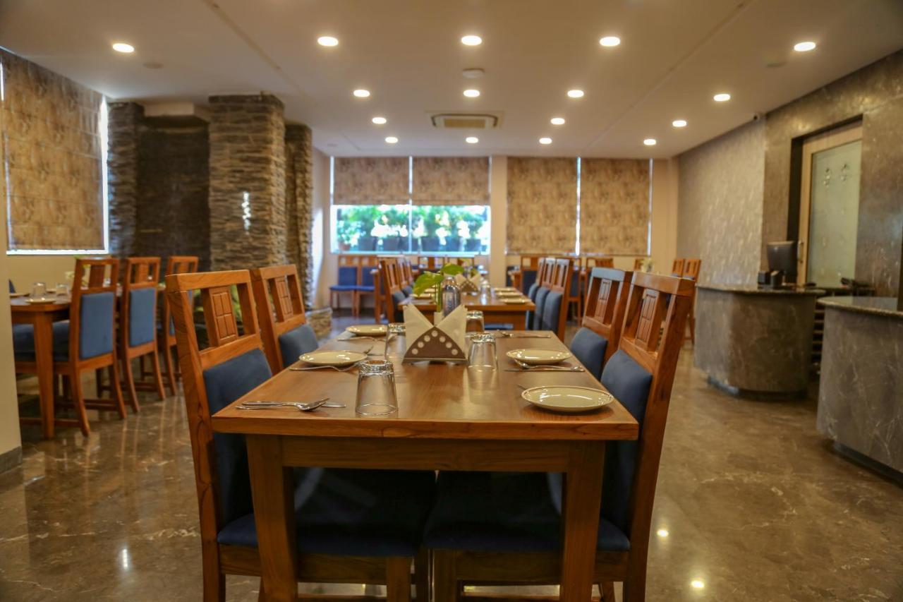 Four Leaf Hotel - Sapphire Blue, Waranasi Zewnętrze zdjęcie